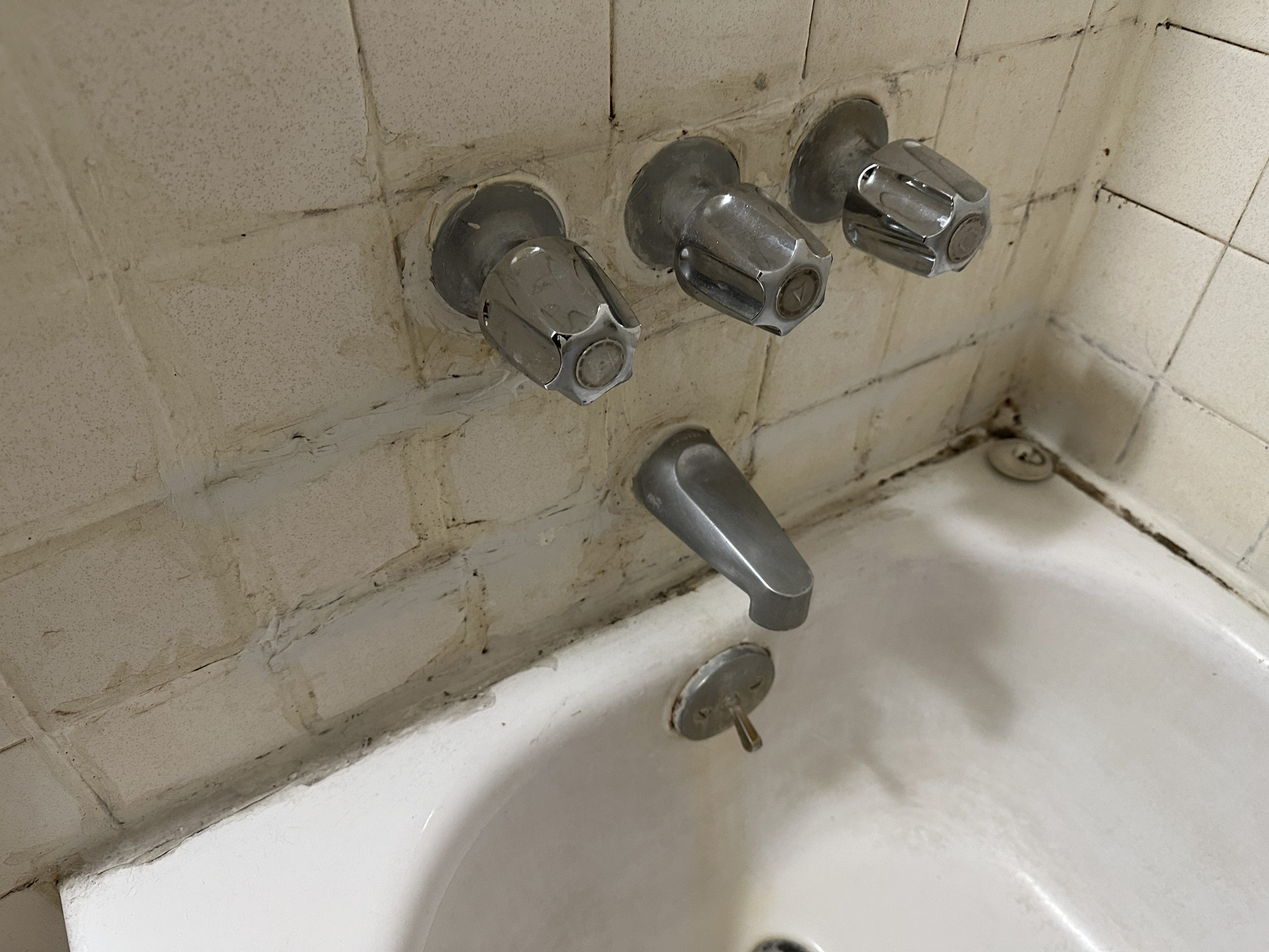 Before – Bathtub Reglazing Portland OR: The Budget-Friendly Fix – Bathroom-Reglazing Portland OR