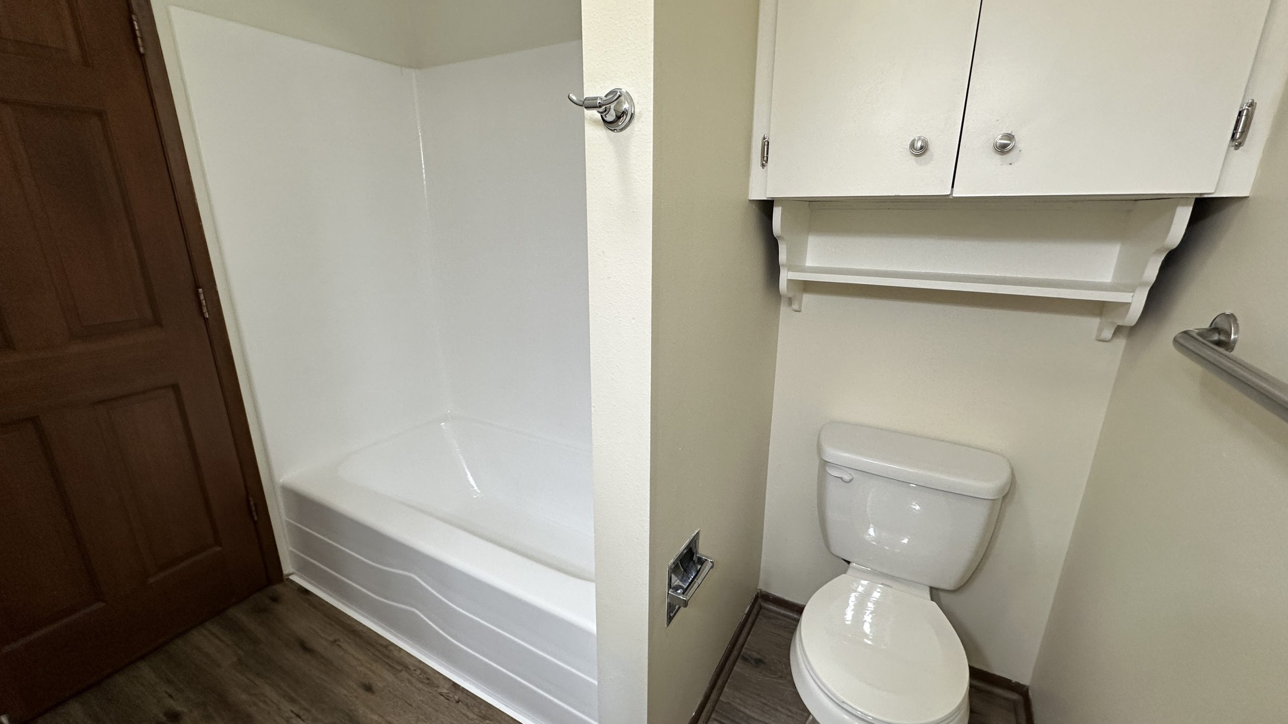 After – Bathtub Reglazing Portland OR: From Yellow to Pearl White – Bathroom-Reglazing Portland OR