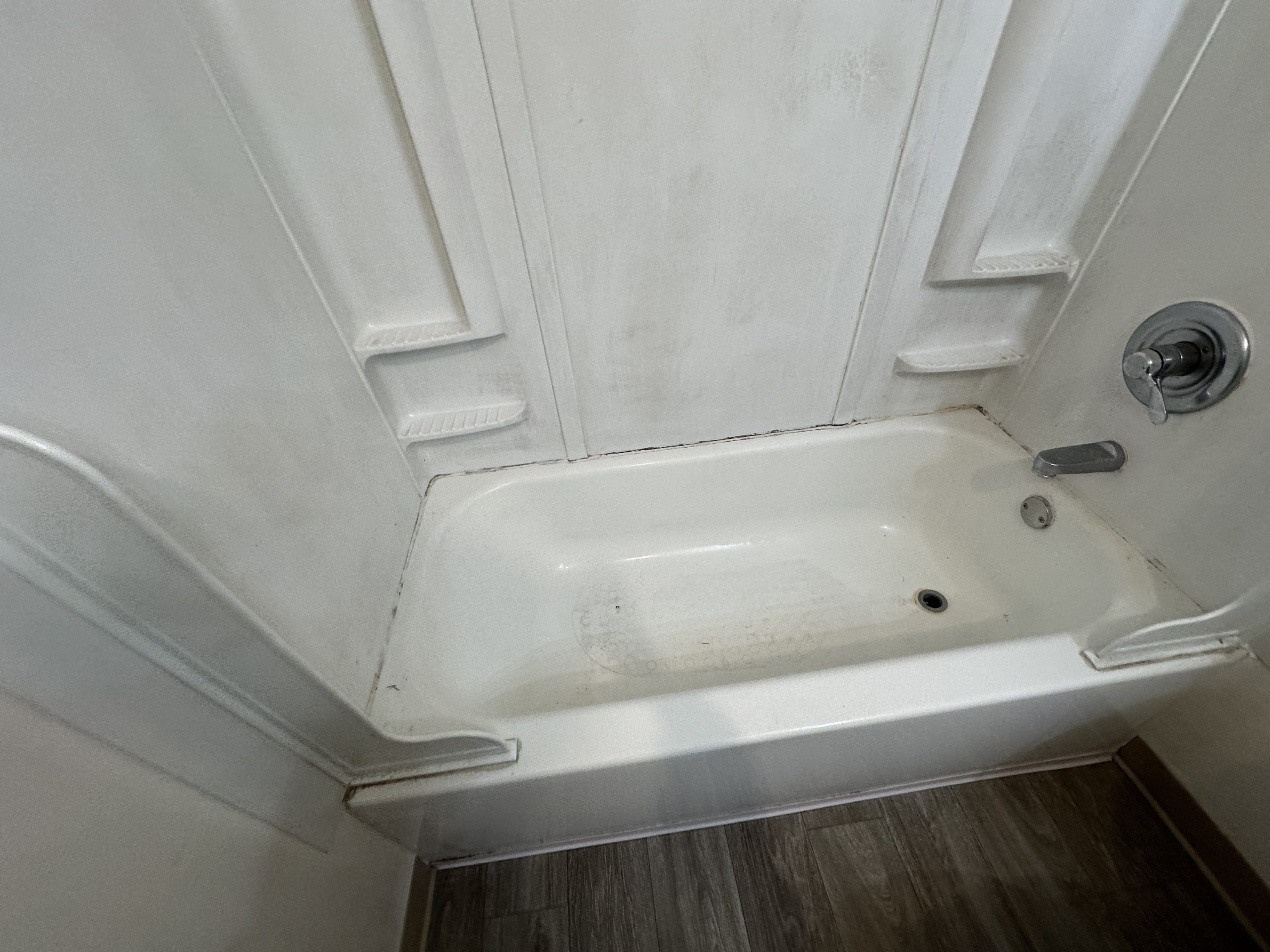 Before – Transform Your 10-Year-Old Bathroom with Bathtub Reglazing Portland OR – Bathroom-Reglazing Portland OR